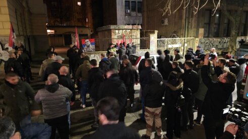 Pripadnici neonacističke grupe obeležili godišnjicu smrti Milana Nedića, nešto dalje građani protestvovali zbog skupa (FOTO) 12