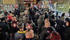 Pripadnici neonacističke grupe obeležili godišnjicu smrti Milana Nedića, nešto dalje građani protestvovali zbog skupa (FOTO) 11