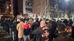 Pripadnici neonacističke grupe obeležili godišnjicu smrti Milana Nedića, nešto dalje građani protestvovali zbog skupa (FOTO) 10