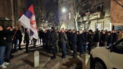 Pripadnici neonacističke grupe obeležili godišnjicu smrti Milana Nedića, nešto dalje građani protestvovali zbog skupa (FOTO) 9
