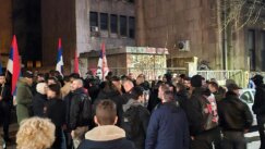 Pripadnici neonacističke grupe obeležili godišnjicu smrti Milana Nedića, nešto dalje građani protestvovali zbog skupa (FOTO) 7