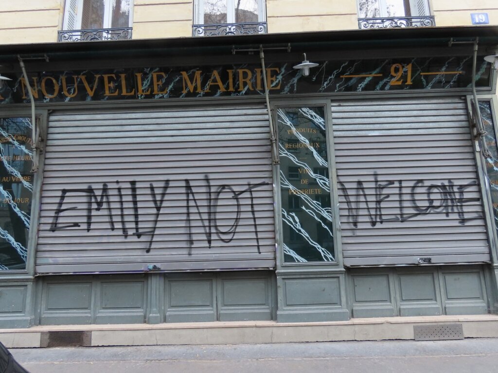 Serija „Emily in Paris" razbesnela Parižane, osvanuli preteći grafiti 1