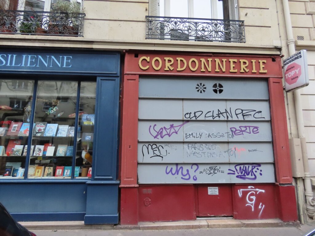 Serija „Emily in Paris" razbesnela Parižane, osvanuli preteći grafiti 2