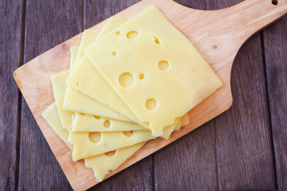 Naučnik objasnio zašto švajcarski sir ima rupe i kako da vam ne podvale "slepog švajcarca" 2