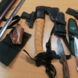 Pištolj, mač, noževi i sekira u automobilu na graničnom prelazu 9