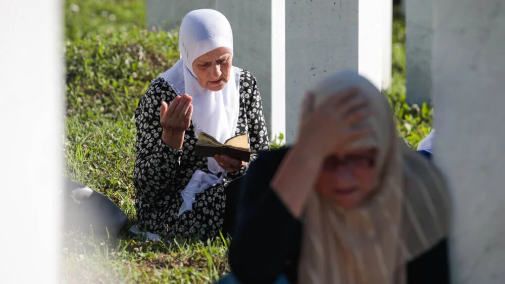 Obeležena 29. godišnjica genocida u Srebrenici: Nakon komemoracije sahranjeno 14 žrtava (FOTO, VIDEO) 4