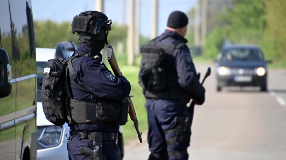 Suspendovana dvojica policajaca osumnjičena za prebijanje mladića iz Guče 15