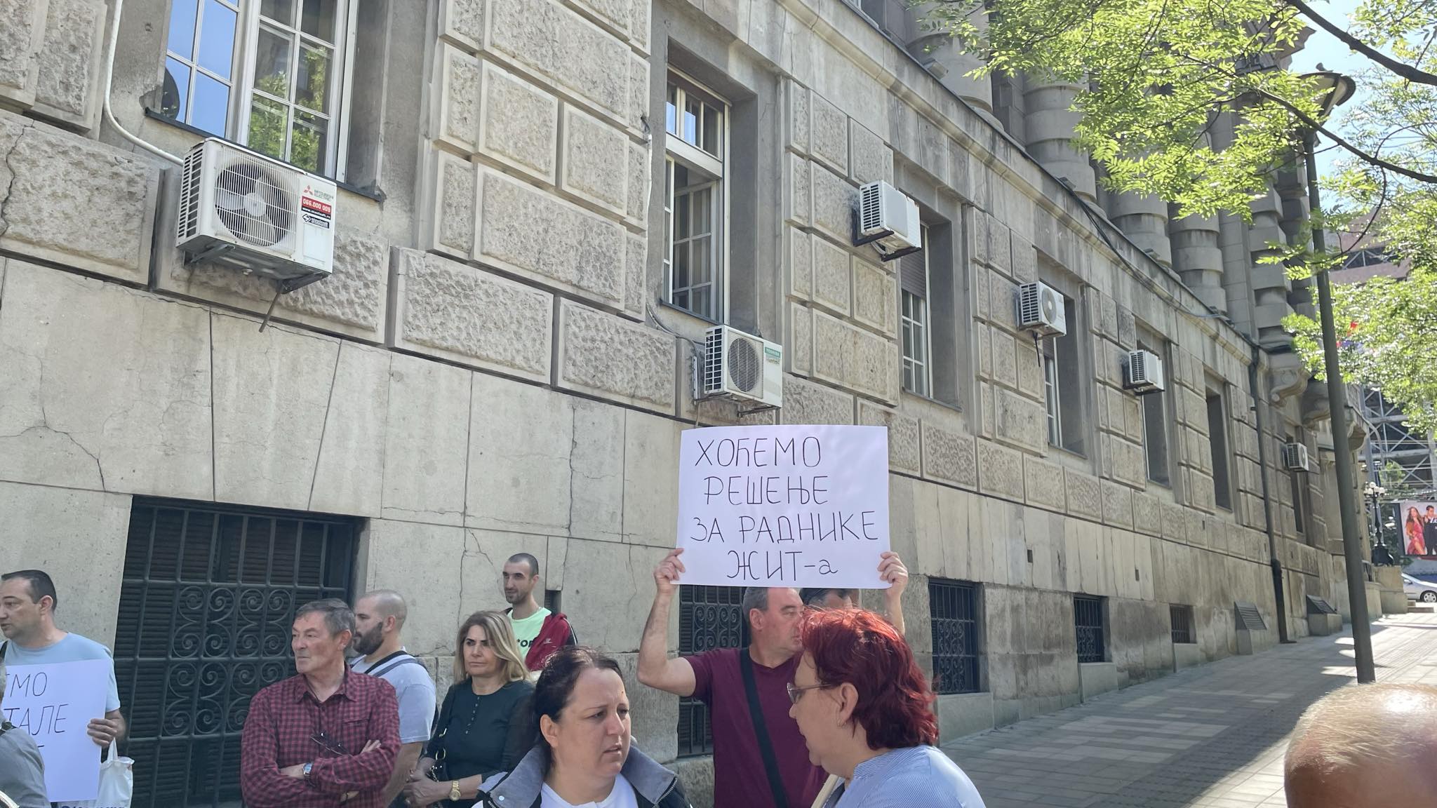 Zaposleni u ŽIT-u protestovali ispred Vlade: Nadležni obećavaju isplatu zaostalih zarada, radnici žele da počnu sa radom 4