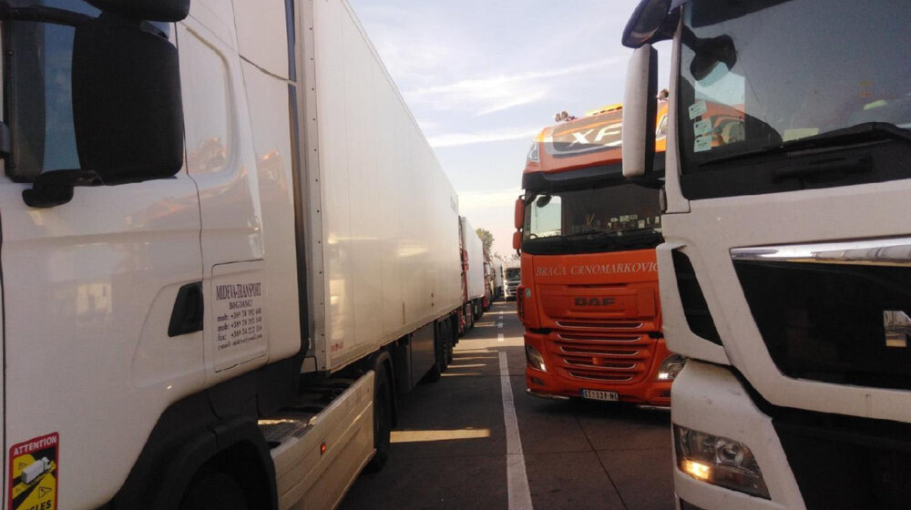 Prolazak kamiona preko Špiljana ka Crnoj Gori obustavljen do 18.00 sati 8