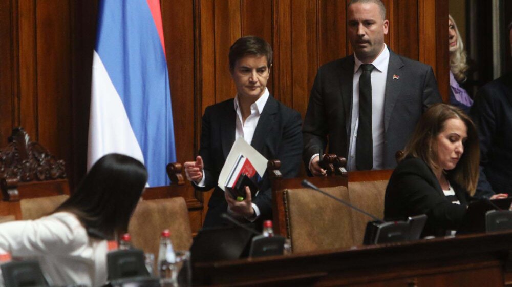 Međusobne prepirke i uvrede između vlasti i opozicije u Skupštini, Brnabić za sutra zakazala novu sednicu na kojoj će se glasati 1