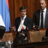 Međusobne prepirke i uvrede između vlasti i opozicije u Skupštini, Brnabić za sutra zakazala novu sednicu na kojoj će se glasati 11