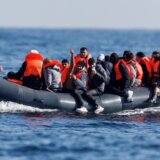 Spaseno 77 migranata sa oštećene jedrilice u Egejskom moru 19