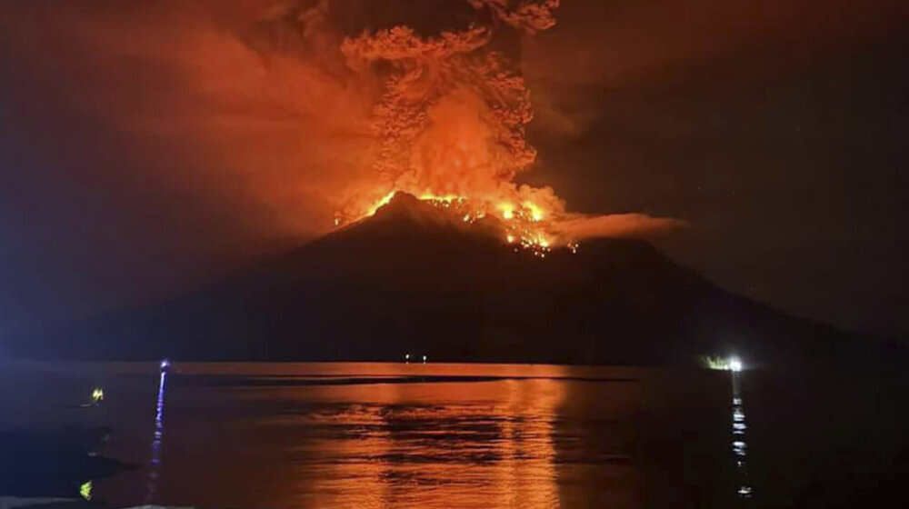 Nova erupcija vulkana Ibu u Indoneziji 1