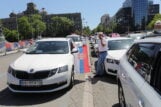 (FOTO) "Zločin je bio, ali genocid ne": Protestna vožnja taksista protiv izglasavanja Rezolucije o Srebrenici 6