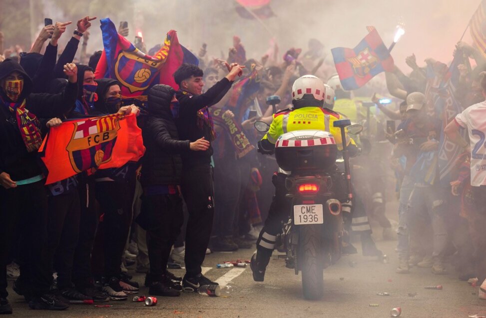 Navijači Barselone greškom kamenovali autobus sa igračima svog kluba pre početka duela Lige šampiona između Katalonaca i PSŽ (VIDEO) 2