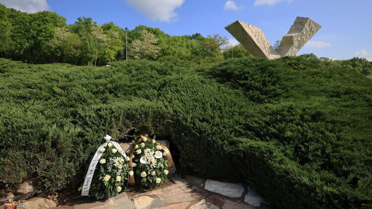 Obeležen Dan sećanja na žrtve Holokausta, genocida i drugih žrtava nacizma i fašizma u Drugom svetskom ratu polaganjem venaca na humke u kragujevačkim Šumaricama 1