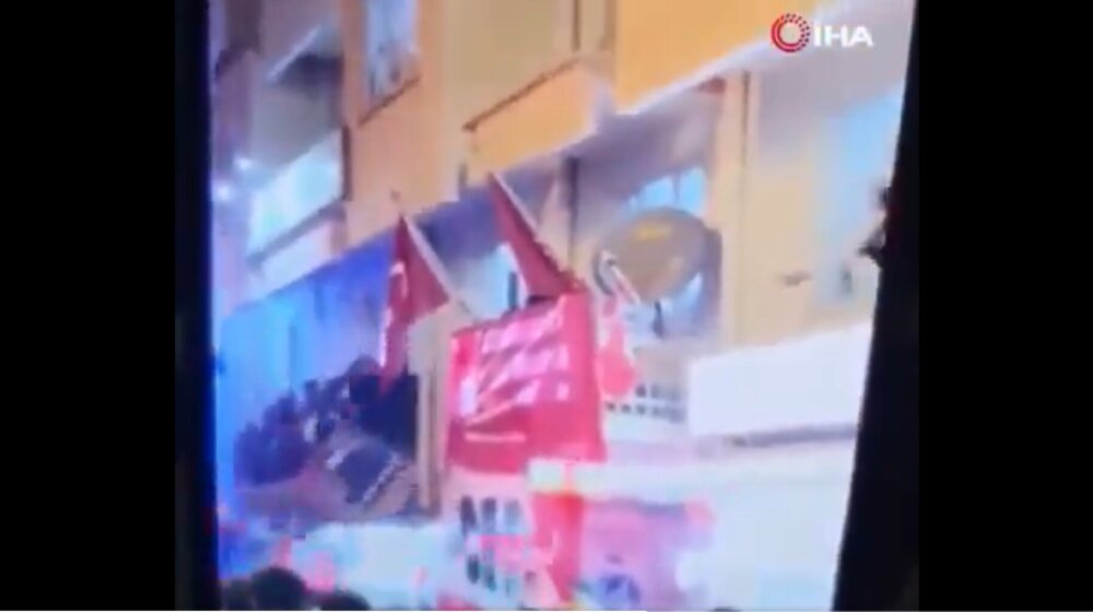 Turski političar poginuo nakon što je tokom proslave izborne pobede pao sa balkona 1