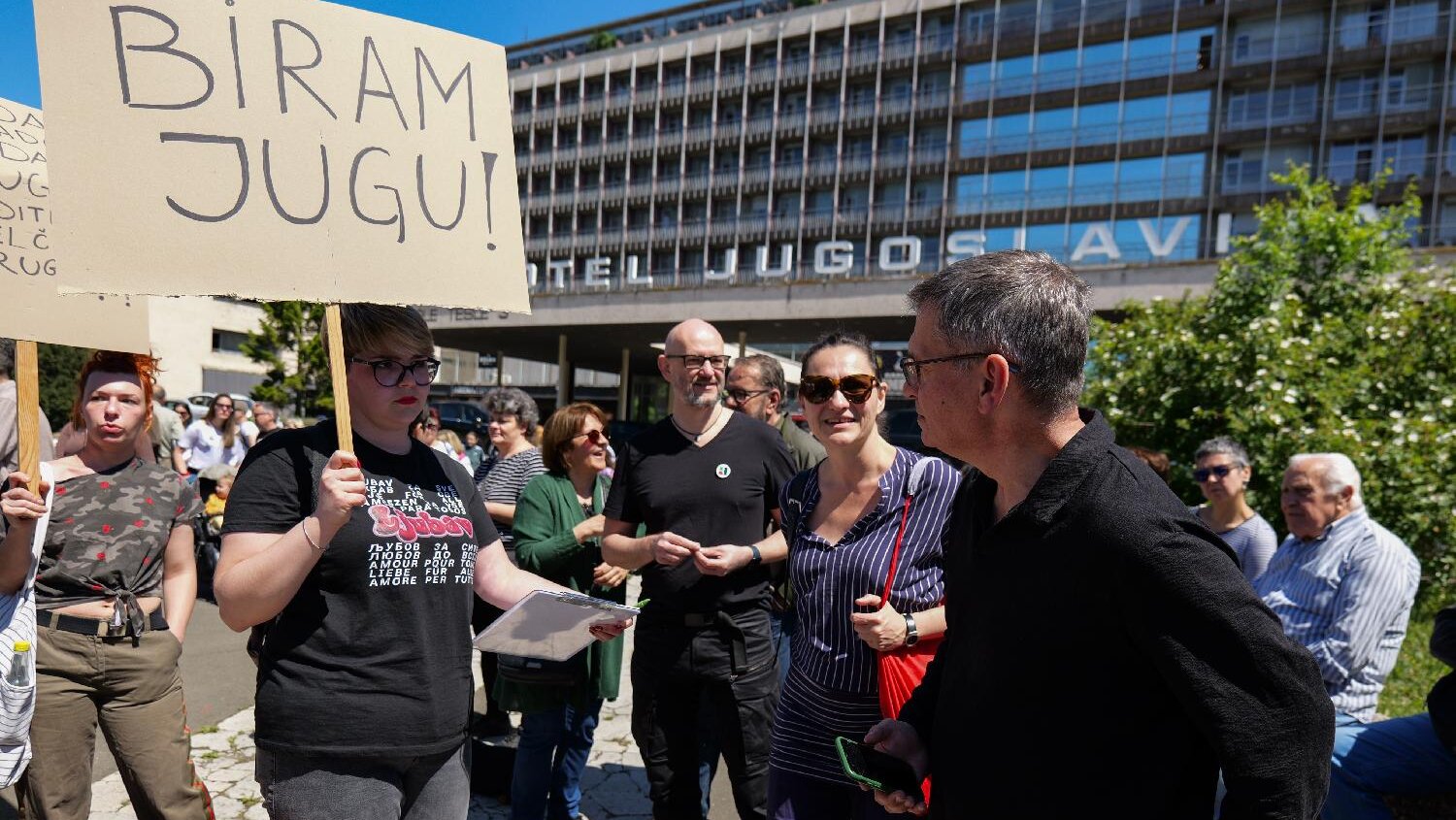 Protest kod hotela "Jugoslavija": Nećemo dati da ga sruši SNS i interes investitora (FOTO) 2
