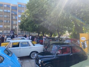 Izložba oldtajmera i električnih automobila na platou ispred Saobraćajnog fakulteta (FOTO) 5