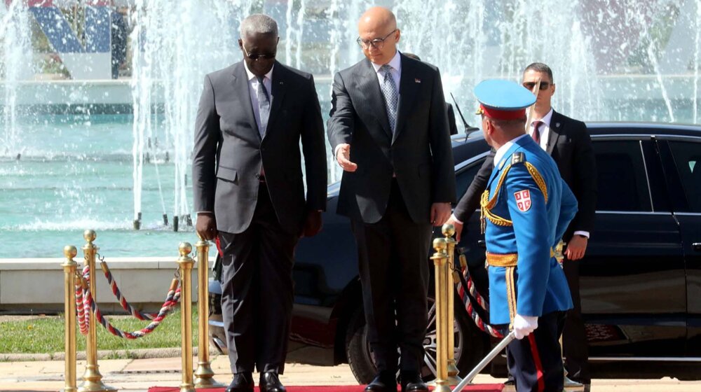 Vučević ispred Palate Srbije svečano dočekao premijera Gabona 1