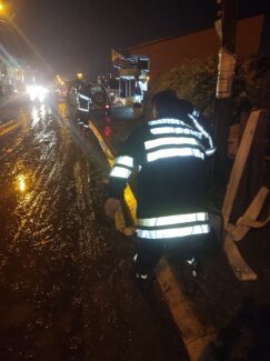(FOTO) U Novom Pazaru vanredna situacija: Iz zaglavljenog automobila kod Užica spasene dve osobe i dvomesečna beba 5