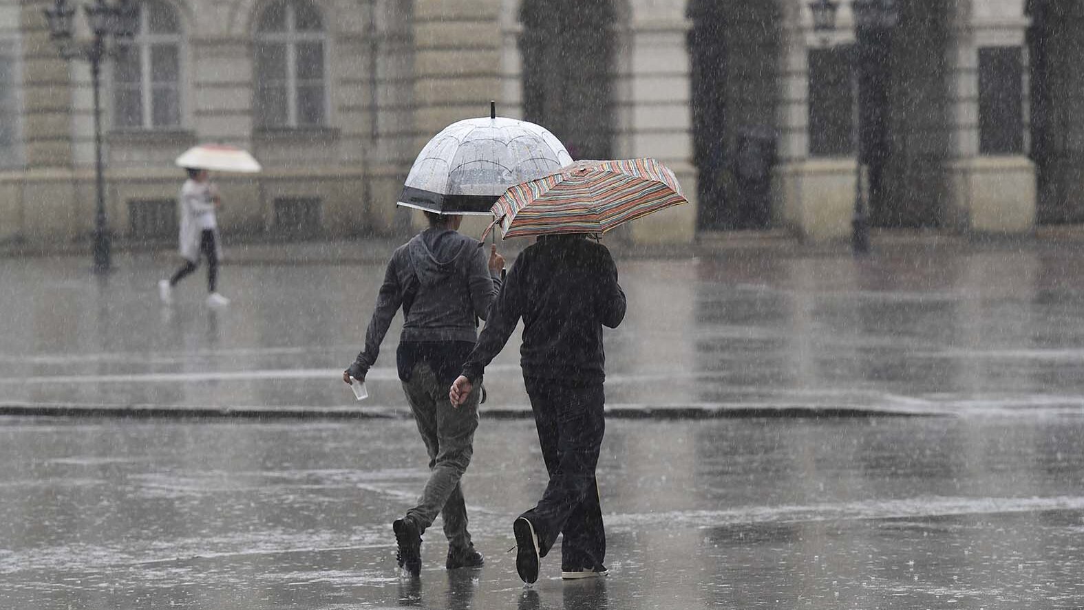 Oluja U Kruševcu Nosila Krovove, Gornji Milanovac I Ljig Pogodio I Grad ...