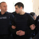 Incident u sudnici: Policija izvela Uroša Blažića, nekim roditeljima pozlilo, intervenisala Hitna pomoć (VIDEO) 2
