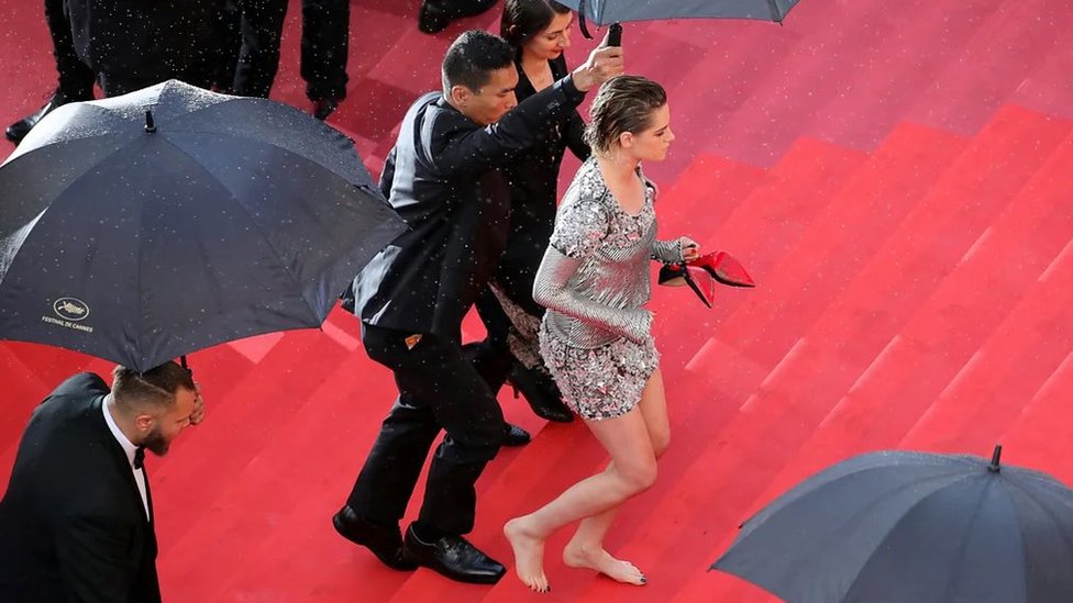 Kirsten Stjuart je kanskim crvenim tepihom prošetala bosa 2018. godine u znak protesta protiv pravila festivala da žene moraju da nose visoke potpetice