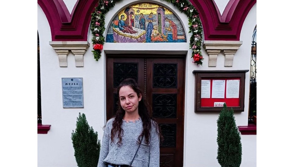 Devojka ispred crkve