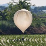 Severna i Južna Koreja: Baloni sa smećem sa Severa bačeni na Jug 10