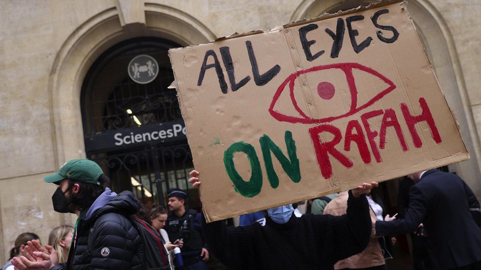 Studenti su zauzeli ulicu ispred Pariskog instituta političkih nauka sa istaknutim natpisom „Sve oči uprte u Rafu" REUTERS/Johanna Geron