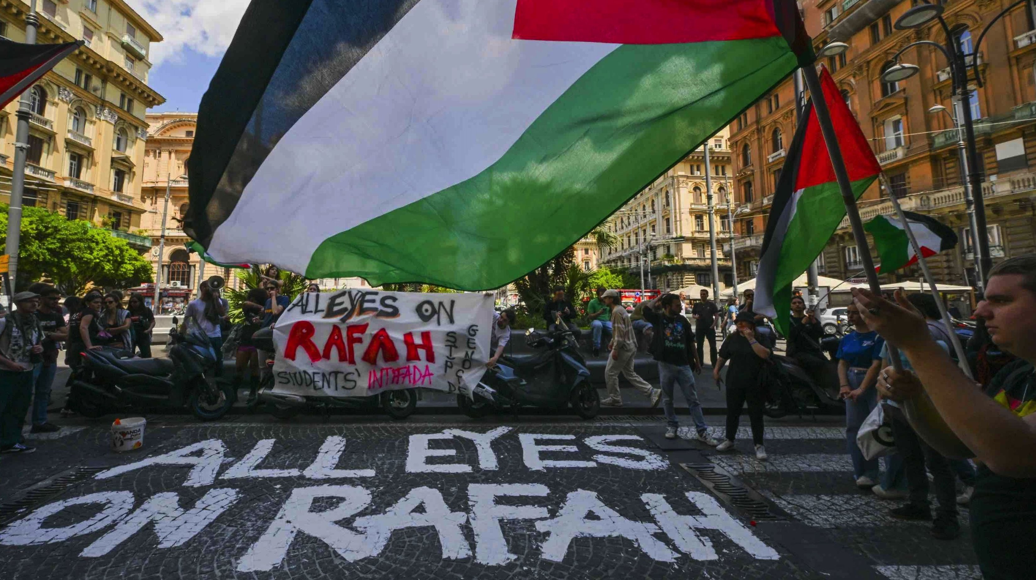 Pro-palestinski studenti u Napulju protestuju ispred izraelske logističke kompanije, Italija, 10. maj 2024.