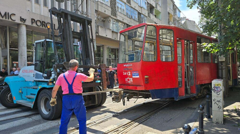 Gradski autobus oštetio više parkiranih automobila u Beogradu (VIDEO) 13