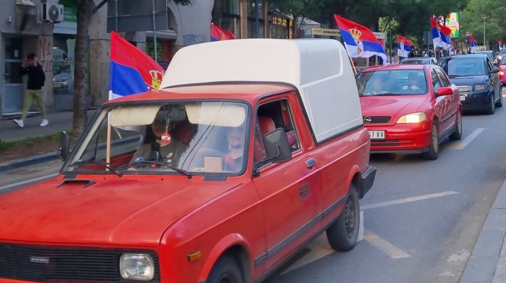 I u Novom Sadu kolone automobila sa istaknutim zastavama Srbije nakon usvajanja Rezolucije u UN(VIDEO) 1