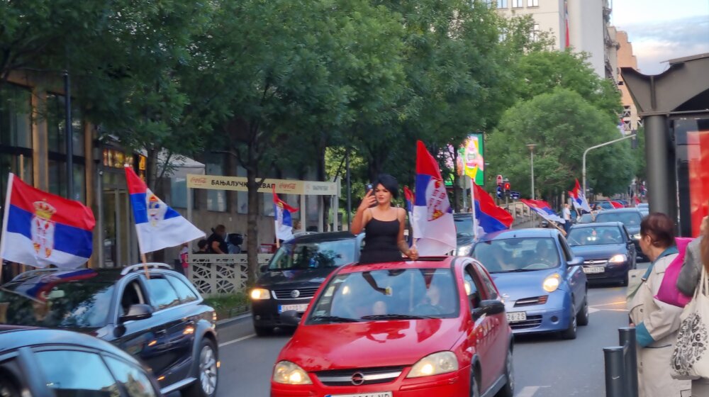 U Beogradu kolone vozila sa zastavama Srbije nakon glasanja za Rezoluciju o genocidu u Srebrenici (FOTO, VIDEO) 1