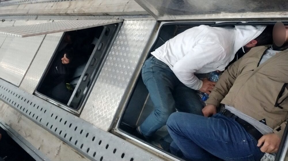 Carinici sprečili šverc migranata u gazištima autoprikolice (FOTO) 1