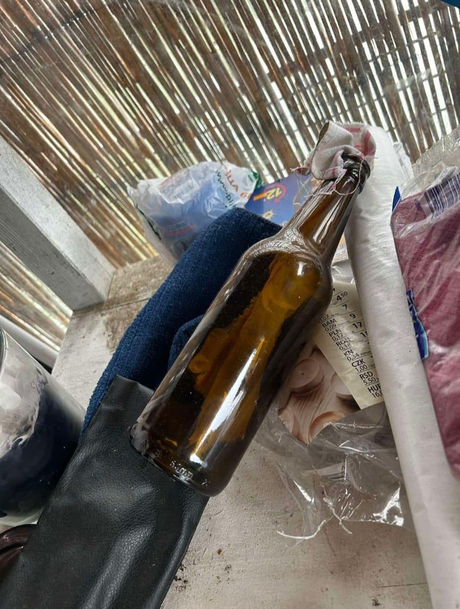 Pronađena puška i molotovljevi kokteli na jednom od nelegalnih splavova na Savi (FOTO) 2