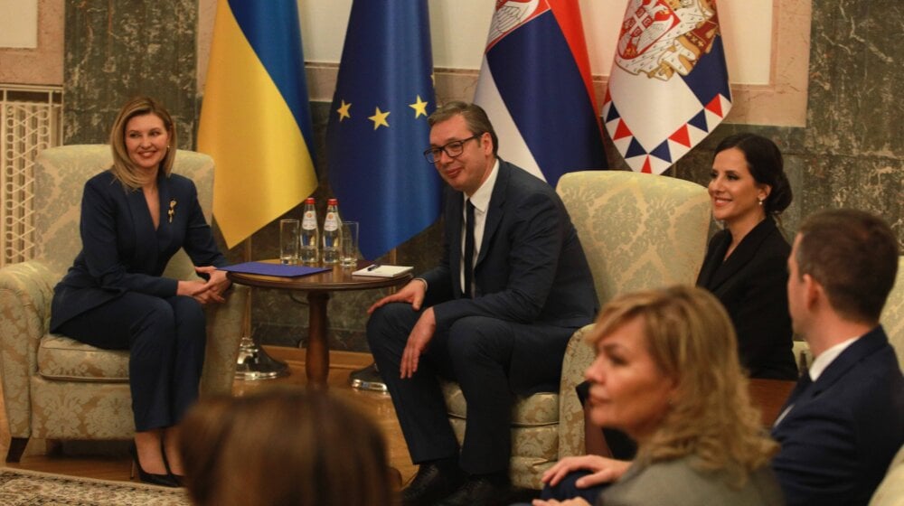 Vučićevo spoljnopolitičko žongliranje: Od srdačnog susreta sa Olenom Zelenskom do predavanja u Ruskom domu 1
