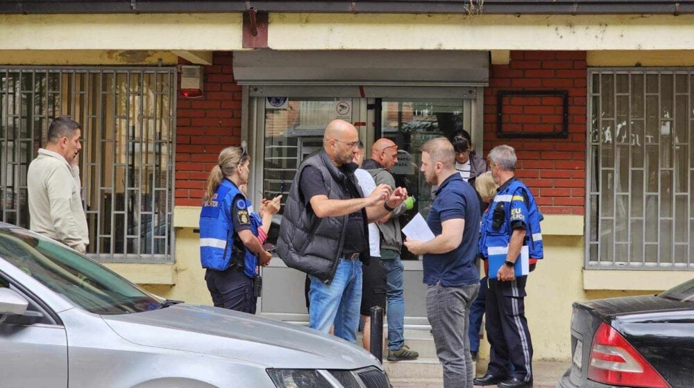 Jedinica za privredni kriminal iz PR sa policijom regiona Sever i EULEX-om u prostorijama SDK u Mitrovici ponovo 1