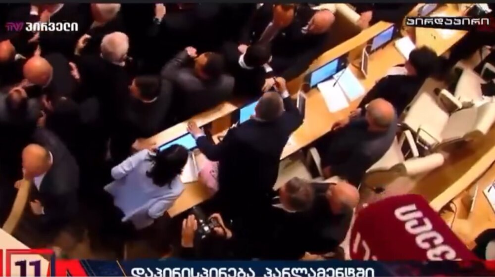 (VIDEO) Tuča u gruzijskom parlamentu zbog zakona o stranim agentima 1