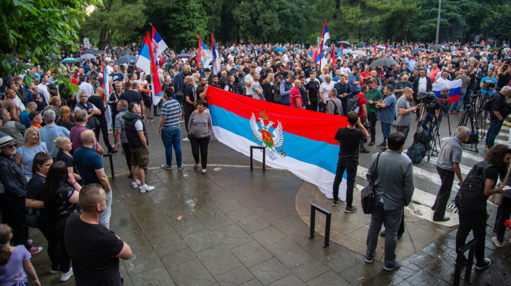 Počeo još jedan protest ispred zgrade Vlade Crne Gore zbog rezolucije o genocidu u Srebrenici 1