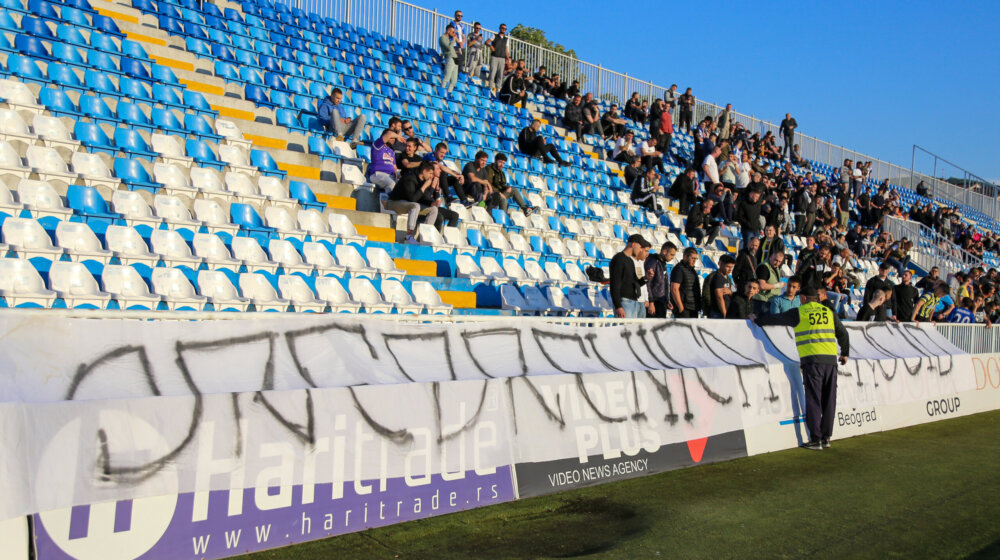 Prekinuta utakmica u Novom Pazaru zbog transparenta o Srebrnici, publika bacala stolice u teren (FOTO) 1