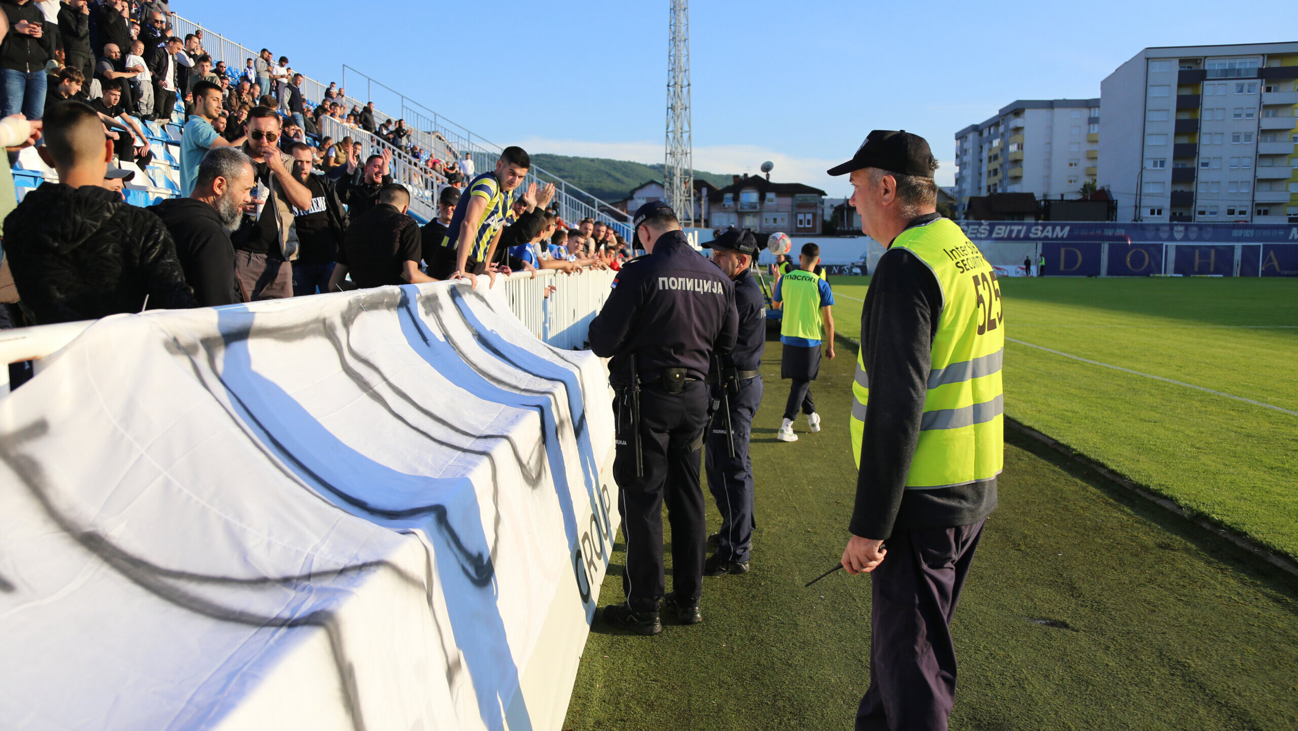 Prekinuta utakmica u Novom Pazaru zbog transparenta o Srebrnici, publika bacala stolice u teren (FOTO) 2