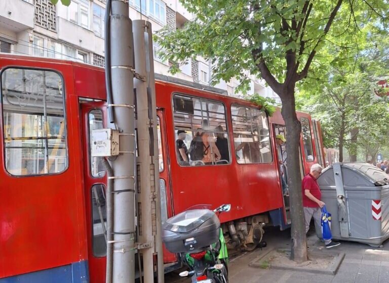 Tramvaj izleteo iz šina u centru Beograda (VIDEO) 1