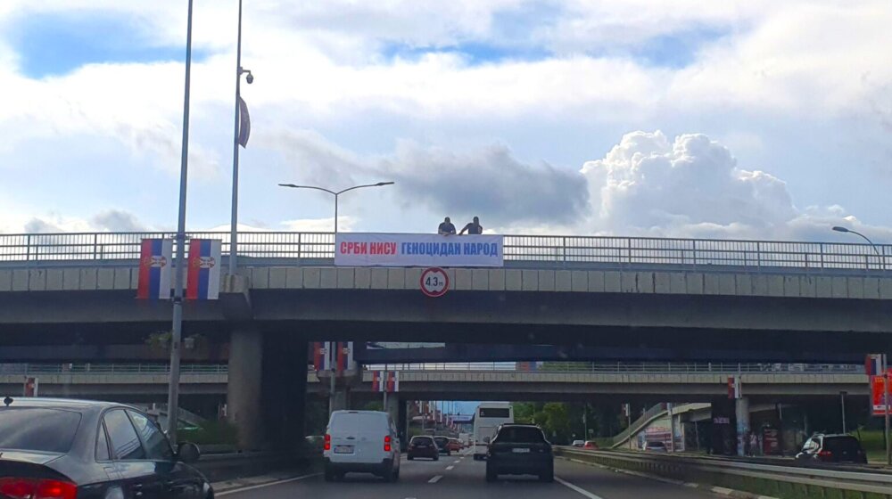 Transparenti „Srbi nisu genocidan narod“ na Novom Beogradu 1