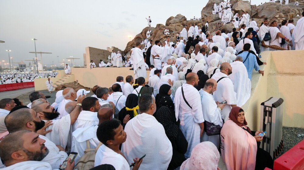 Muslimanski hodočasnici okupljaju se na svetom mestu, planini Arafat 11