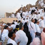Muslimanski hodočasnici okupljaju se na svetom mestu, planini Arafat 9
