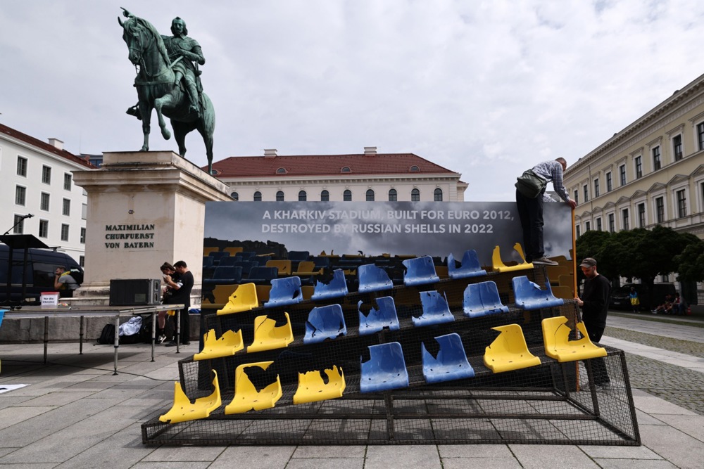 (FOTO) Deo tribine sa uništenog stadiona u Harkovu izložen u Minhenu 2