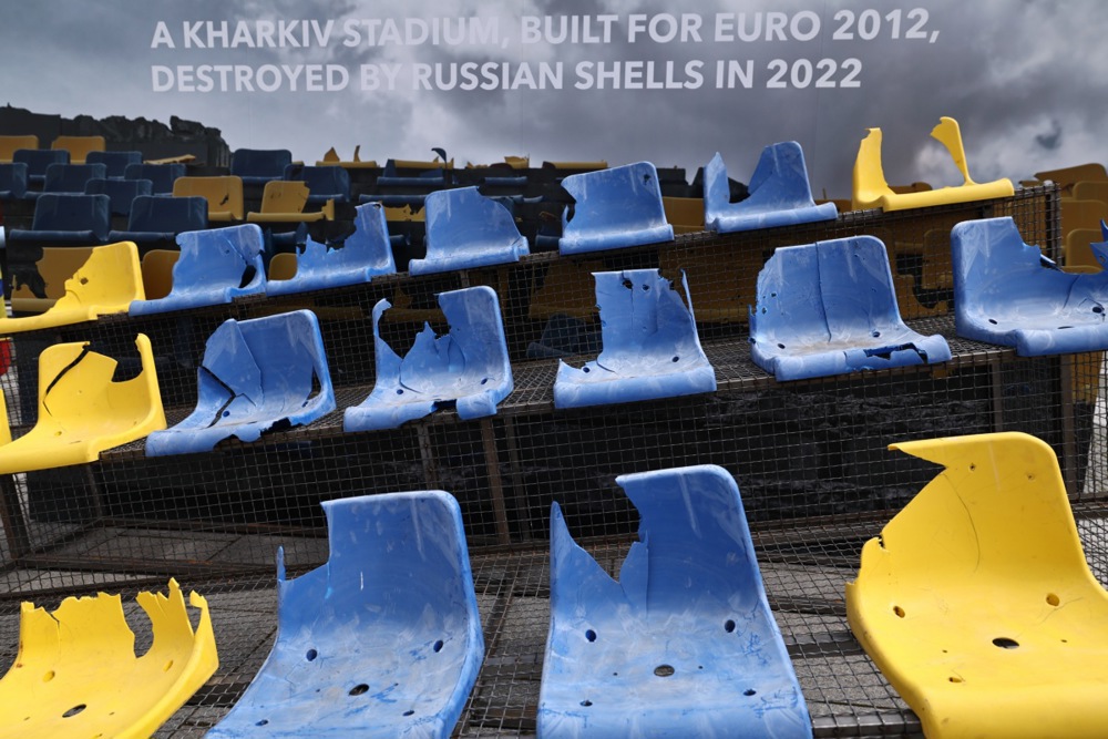 (FOTO) Deo tribine sa uništenog stadiona u Harkovu izložen u Minhenu 3