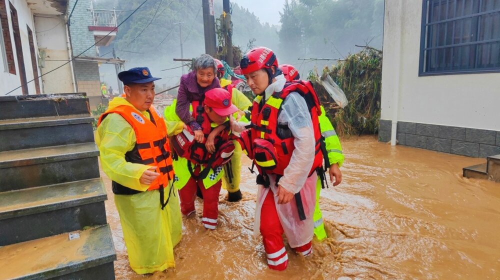 Obilne poplave na jugu Kine: Stradalo najmanje 47 osoba 1